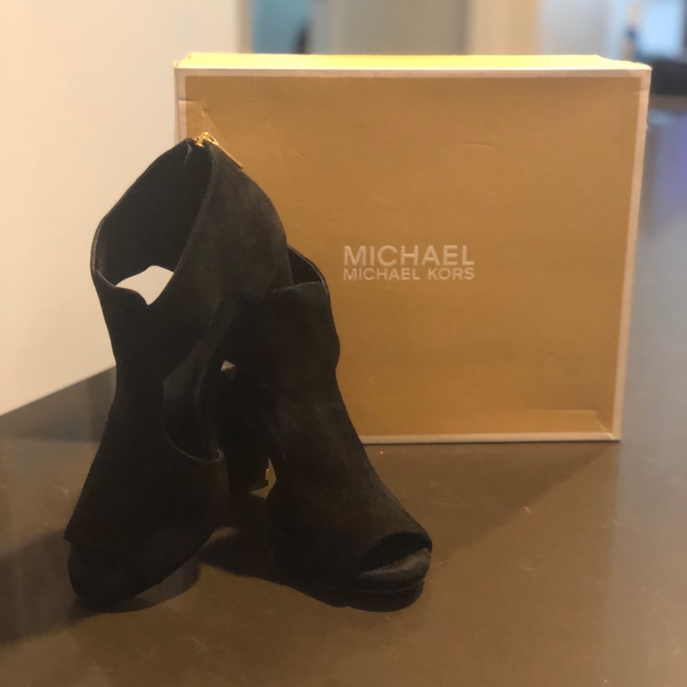 Michael Kors Open Toe Bootie w/ Gold accent, Sz 7